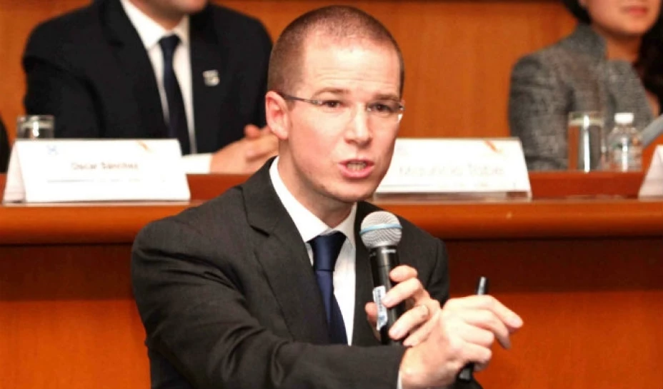 El legislador denunció una serie de llamadas y correos electrónicos fraudulentos que solicitan dinero a su nombre y del partido