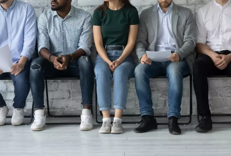 Un grupo de personas aguarda para una entrevista