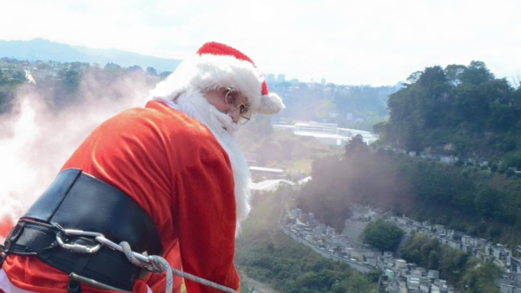 Bombero de Guatemala celebra 27 años como Santa Claus y reparte alegría a niños de escasos recursos.png