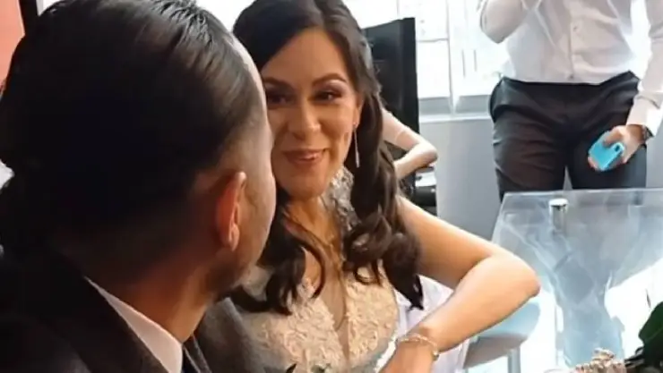 VIDEO Novia pide tiempo a su pareja en el altar, ¿no se quiere casar