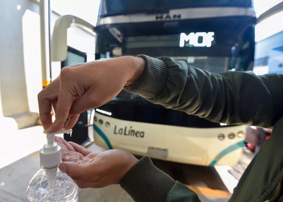 Uso de gel antibacterial cuartoscuro.jpeg