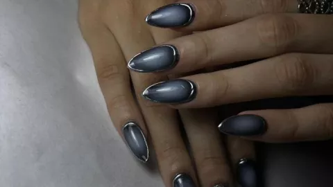 Uñas de efecto aura con destello plateado