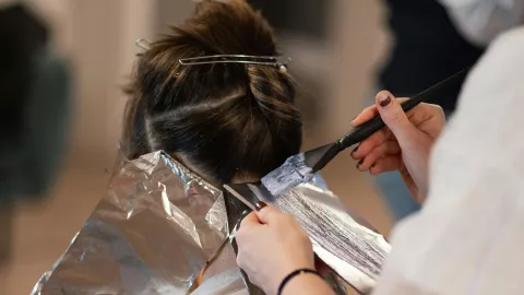 Los 3 tonos de tinte para mujeres de 50 a 60 años con pelo corto; te harán ver más joven y con el rostro iluminado.jpg