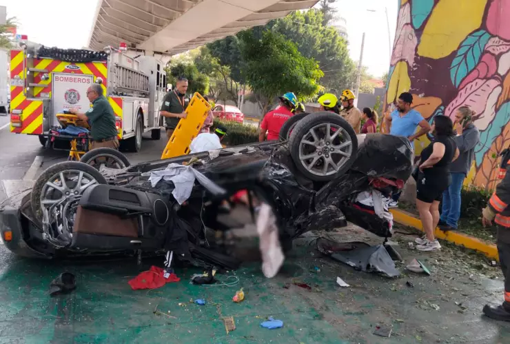 FOTO | Vehículo queda volcado y destruido tras aparatoso accidente en Ávila Camacho; dos heridos de gravedad