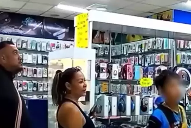 Padres utilizan a su hijo para robar en tienda de celulares en Tequisquiapan, Querétaro