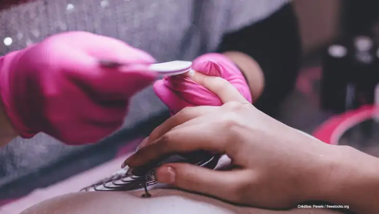 mujer Covid-19 acude estetica manicure.jpg