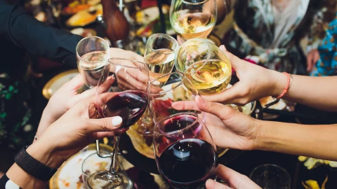 Brindis con diversas bebidas alcoh&oacute;licas en un bar