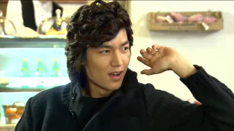 Gu Jun Pyo nos enseña que “es mejor arrepentirse por hacerlo que por no hacerlo”, y con cada decisión impulsiva como secuestrar a Jan Di en helicóptero o desafiar a su madre por amor, demuestra que en su mundo, la acción siempre supera al arrepentimiento pasivo.