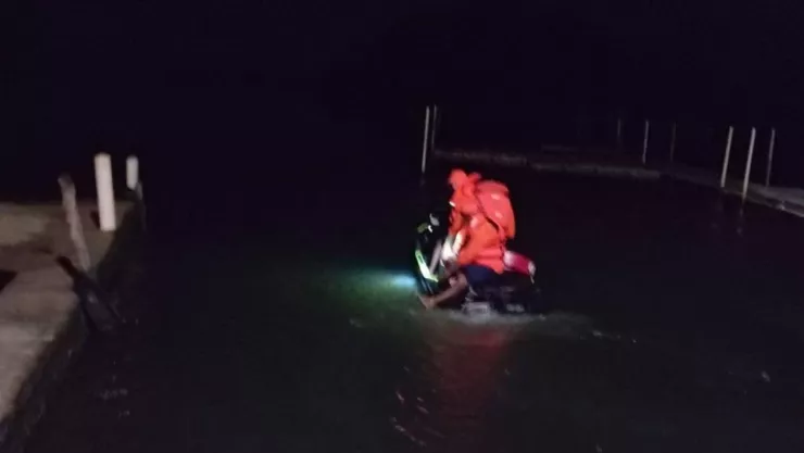 Rescate de dos jóvenes tras hundimiento de lancha en Las Barrillas