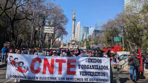 Integrantes de la CNTE en manifestación frente al Ángel de la Independencia en CDMX.