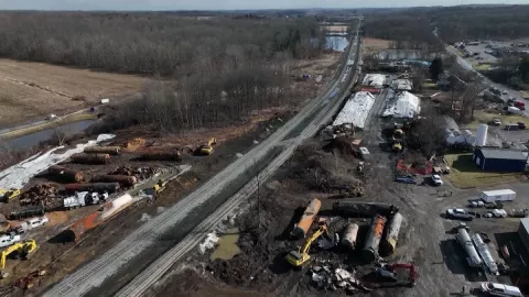 Falla mecánica, posible causa de descarrilamiento de tren y derrame tóxico en Ohio.