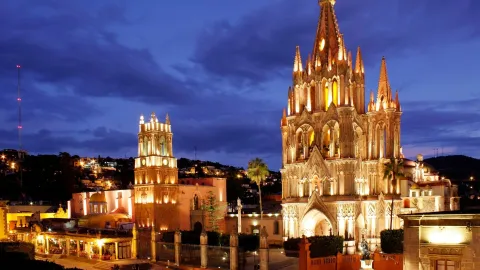 En Año Nuevo, en el Pueblo Mágico de San Miguel de Allende se ilumina con tradiciones, música y un ambiente mágico que se vive en cada calle.