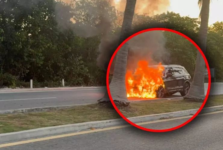 Auto se prende en fuego tras accidente en Zona Hotelera de Cancún HOY 7 de junio de 2025.jpg