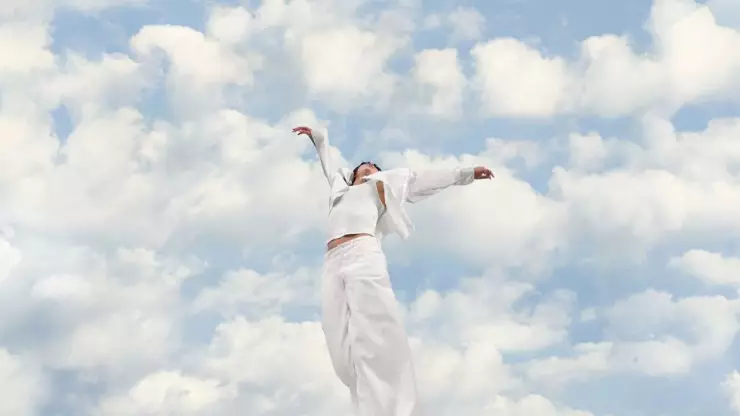 Cloud Dancer es el color Pantone 2026: qué significa y cómo integrarlo en tu estilo