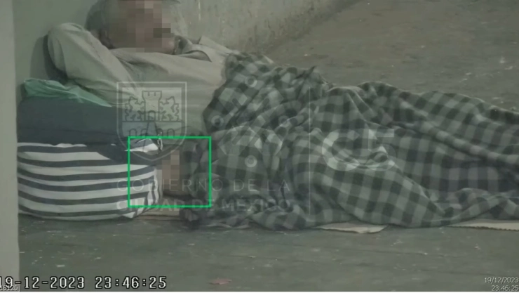 Video-hombre-en-situación-de-calle-rescata-y-arropa-a-niño-perdido-en-la-central-de-abasto-de-la-CDMX