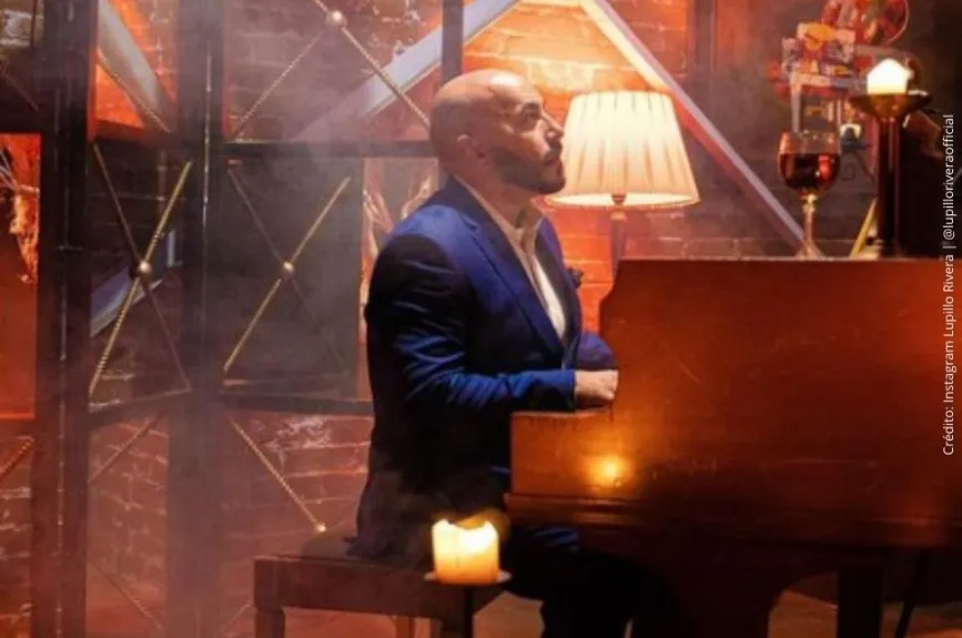 Lupillo Rivera tocando el piano..jpg