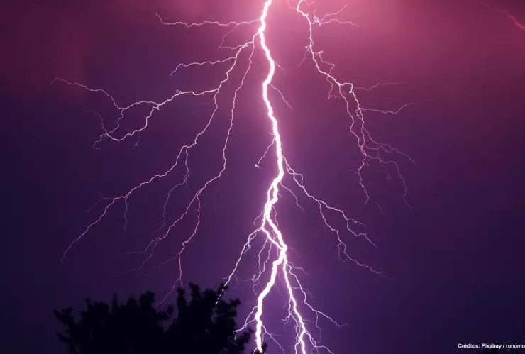 rayo cae avión alcanza trabajador playa del carmen.jpg