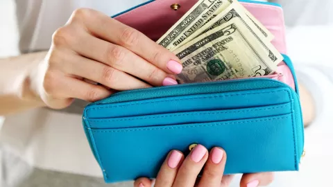 Rituales de Año Nuevo para el dinero: tener dinero encima al brindar representa abundancia y la intención de atraer prosperidad económica.