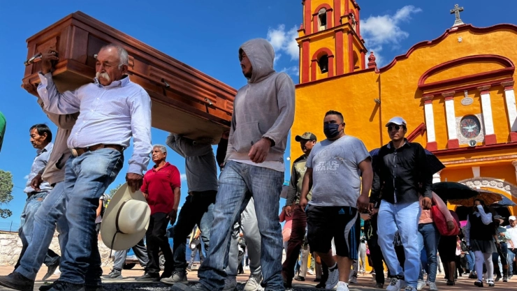 Familiares y amigos dan el último adiós a Montserrat Juárez