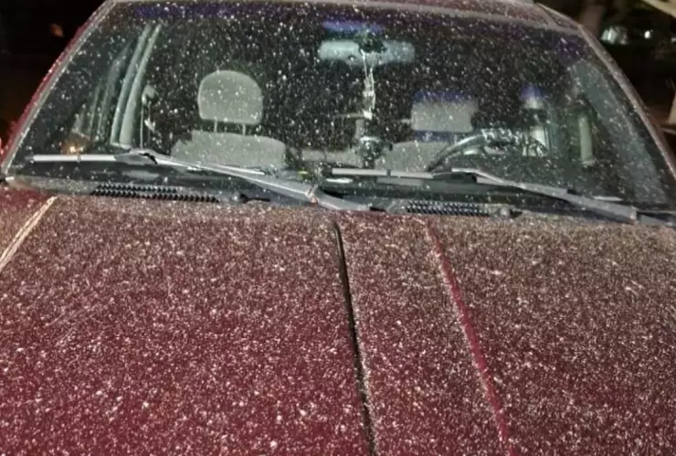 VIDEO Un polvo blanco cae del cielo; temen sea la nube tóxica de Ohio