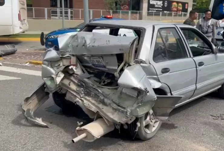 Choque sobre bulevar Mariano Escobedo