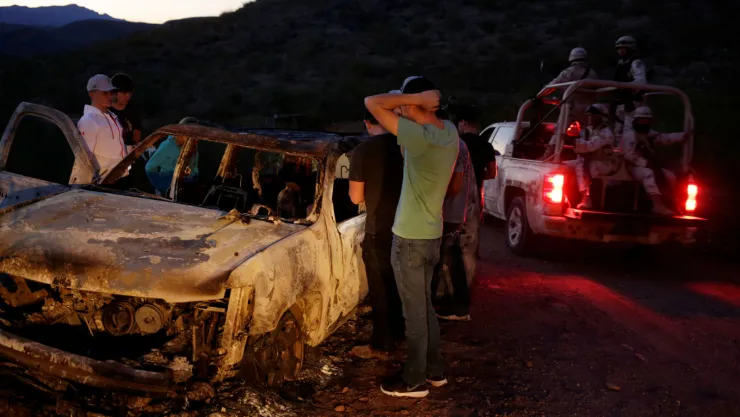 Foto del miércoles de familiares de los muertos tras un ataque de hombres armados miran los restos de uno de los autos en los que viajaban las familias asesinadas en Bavispe, estado Sonora. 5 de noviembre del 2019. Imagen: Reuters