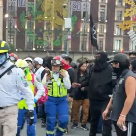 Bomba molotov explotó en la mano a un menor en la marcha del 2 de octubre en CDMX.