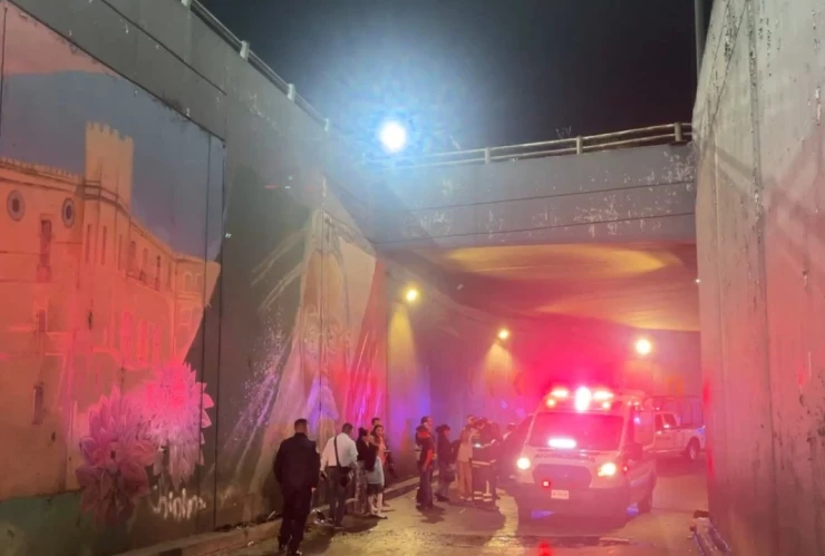 Choque CDMX HOY: ¡Volcadura emergencia Navidad! Auto jóvenes disparado desnivel Oceanía