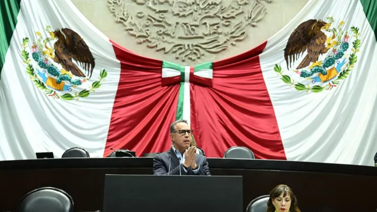 Memo Anaya en la tribuna