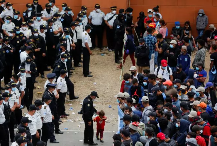 La Policía Nacional Civil y soldados del Ejército de Guatemala desalojaron a la fuerza una caravana migrante compuesta por más de 9 mil personas, las cuales buscan llegar a EUA.