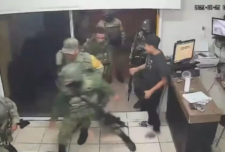 Video muestra cómo militares entran por la fuerza a un negocio en Mazatlán y roban distintas pertenencias
