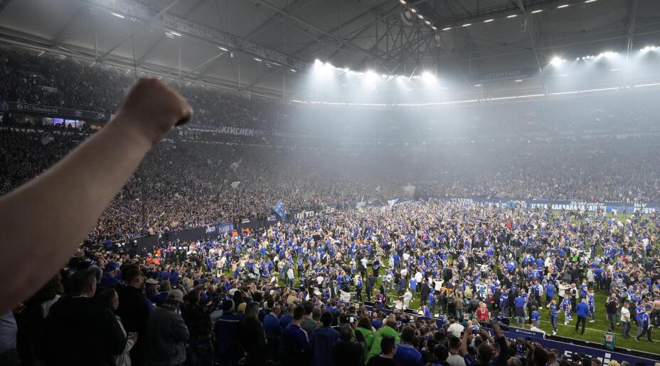 Tras ascenso del Werder Bremen, aficionados invaden cancha