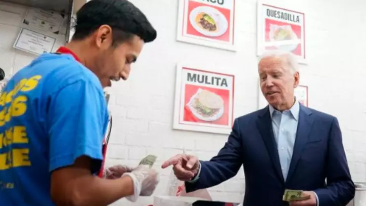 Joe Biden come tacos tijuanenses