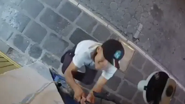 VIDEO: Así sujeto intentó quitar cámara de seguridad de negocio en el Centro de Puebla