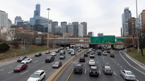 Vehículos recorren la Kennedy Expressway de Illinois