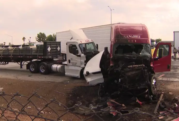 Imagen de choque de tráiler en California, Estados Unidos, el 21 de octubre de 2025.