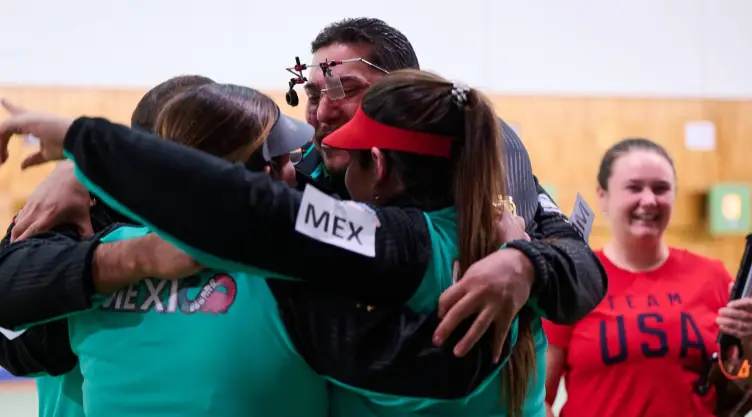 Alejandra Zavala festejando con su equipo de Tiro