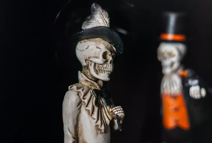 mujer pone ataúd como adorno de halloween y su vecino pide quitarlo.jpg