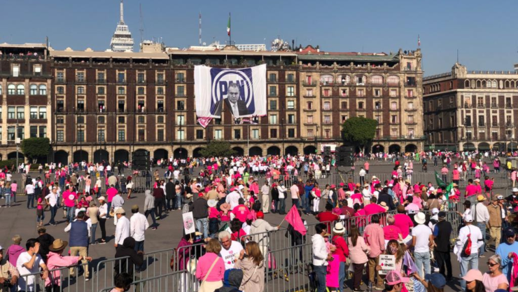 Marcha INE CDMX: Manta de Genaro García Luna fue colgada en balcón