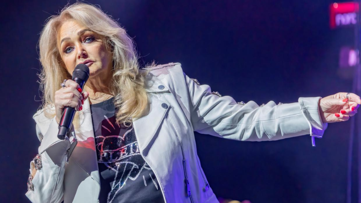 Bonnie Tyler, en coma inducido tras cirugía de emergencia