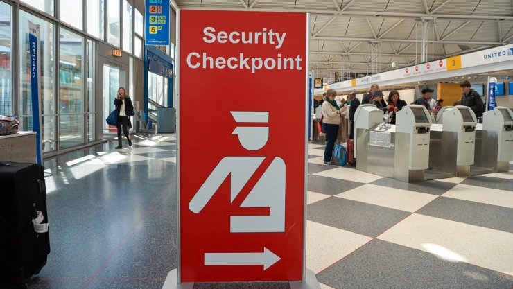 Letrero de seguridad en el aeropuerto de Chicago, Illinois