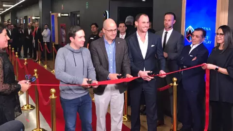 Benjamin Salinas cortando el liston de la arena esports