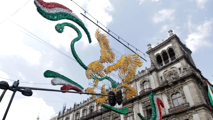 Materiales reciclados, en su mayoría, fueron usados para la decoración luminosa que adornará el Zócalo capitalino y otros sitios emblemáticos por los festejos del mes patrio, en donde se emplearon lámparas LED ahorradoras de energía.