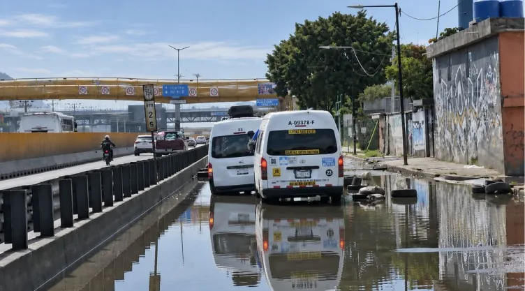 Encharcamientos Valle de Chalco: Transporte público queda atrapado en inundaciones de la México-Puebla