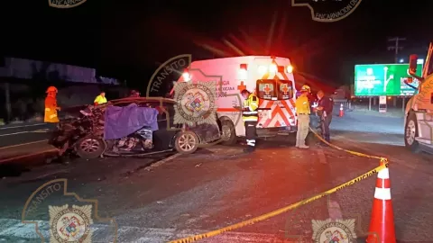 Revelan FUERTES IMÁGENES del choque entre auto y camión que dejó 3 muertos en la carretera 45 Sur