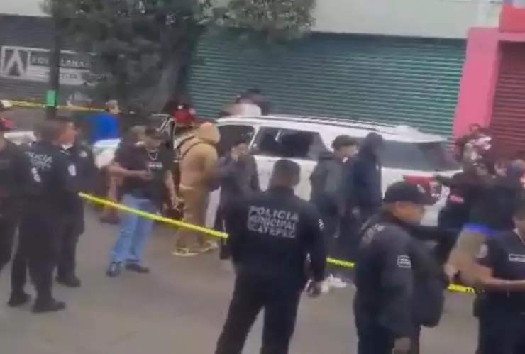 Acribillan a conductor en Ecatepec; ataque armado paraliza la avenida López Portillo. En la imagen se observa el intenso operativo de la policía municipal y la Fiscalía General del Estado, rodean una camioneta en colo blanco-perla donde fue asesinado un condutor durante la balacera.