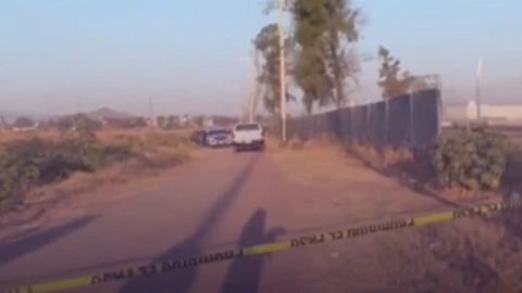 Abandonan tres cuerpos sin vida junto a canal de aguas negras en Tlajomulco