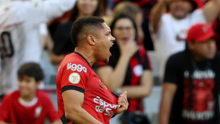 Vitor Roque con la camiseta de Paranaense