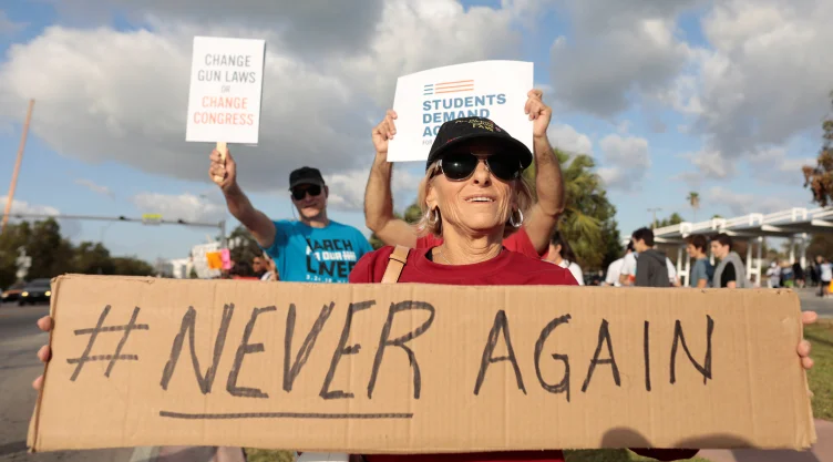 Cientos de miles de personas salieron a las calles en Washington DC para la histórica protesta de March for Our Lives contra la violencia armada que ha sido anunciada por los sobrevivientes del tiroteo de Parkland.