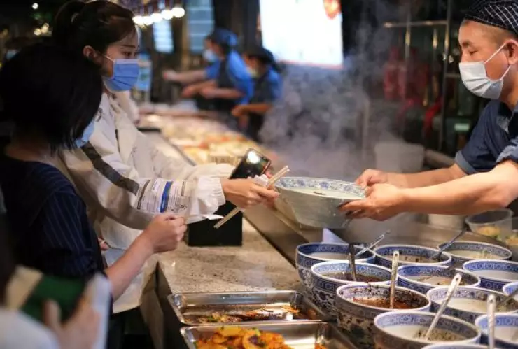 Los legisladores en China votaron una ley contra el desperdicio de comida.